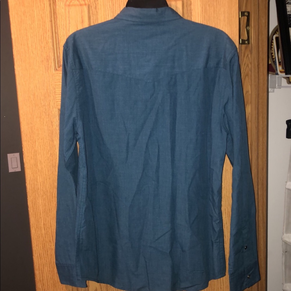 LEVI BUTTON UP SHIRT